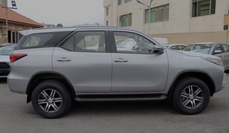 
								Toyota Fortuner 2022 full									