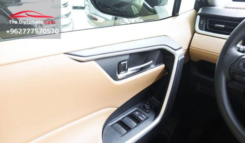 
								Toyota RAV 4 XLE 2023 full									